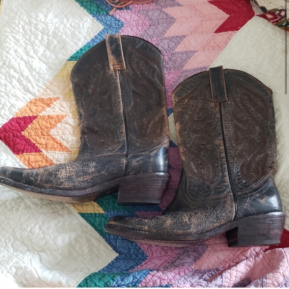 Bed Stu Cobbler - Size 7 - Series Brown Rustic
Embossed Cowboy Boots - Leather